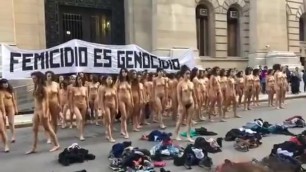 LAS CHICAS ARGENTINA SE DESNUDAN EN PUBLICO!!!