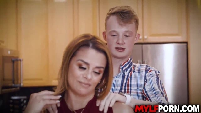 Busty Latina MILF Juliett Russo i sbusy cooking in the kitchen when suddenly she got so horny and startfucking with stepson Jimm