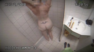 MILF filmed by a spy cam hidden in the showers of the campsite