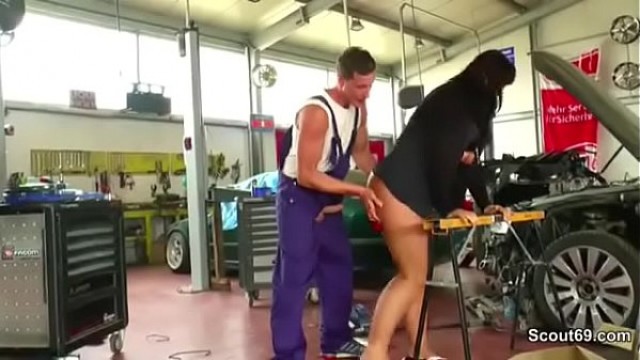 Geile MILF Mutter fickt den Jungen Azubi in der Werkstatt