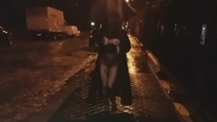 ballade seins nus en niqab le soir dans la rue