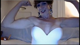 Gorgeous MILF flexes and kisses her biceps on cam