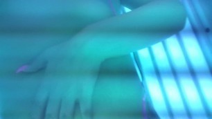 Amateur milf fingers pussy in tanning bed
